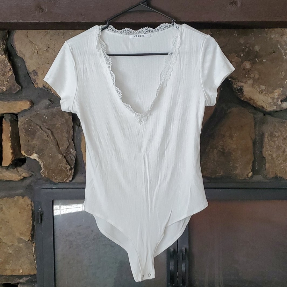 NWT 2 bodysuits, v-neck, ribbed, lace trim 🖤 - Picture 3 of 4